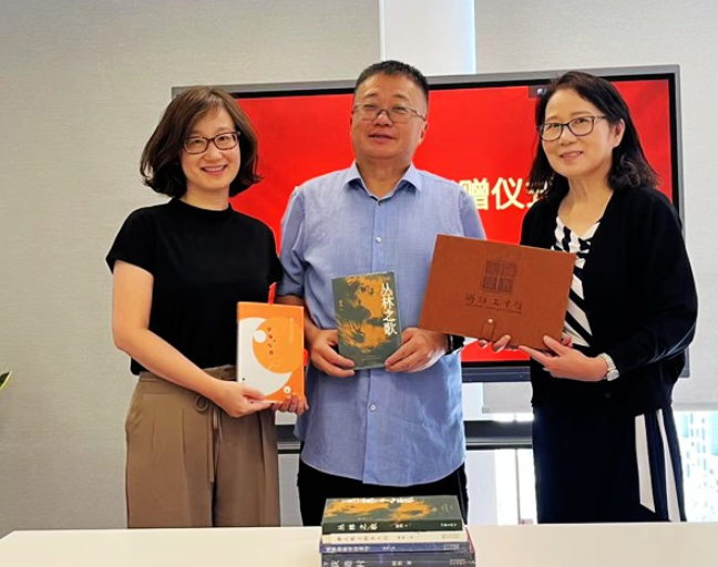 归雁衔书馈乡梓:作家顾艳向浙江文学馆捐赠著作并共话文学传承-华闻时空