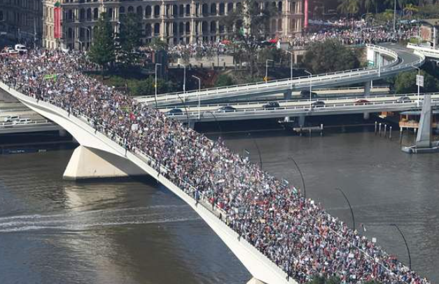 全澳大崩溃! 连续数周万人大游行, 多个CBD被挤爆! 本周日千万别去墨尔本市中心, 有危险!-华闻时空