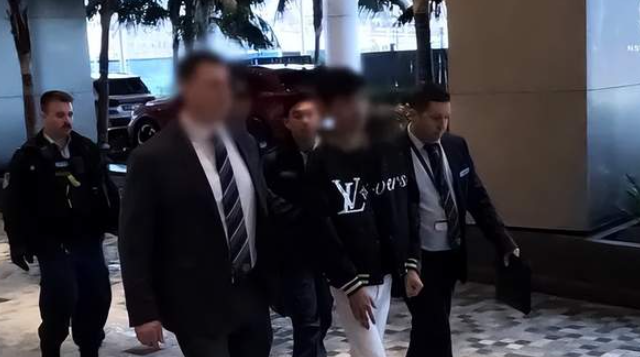 澳洲华人男子突然被捕, 大批警察破门而入!-华闻时空