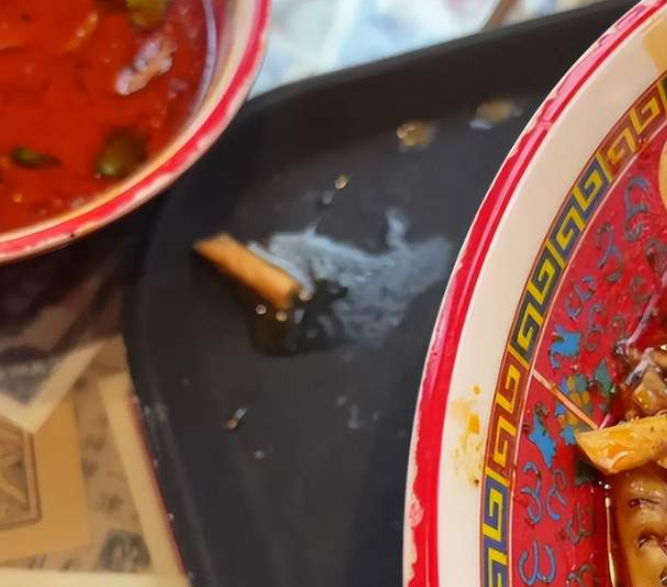 全澳传疯!! 墨尔本华男麻辣烫吃出烟头, 深夜谈赔偿疑遭6人围殴! 店家录音+回应曝光, 网友炸锅…-华闻时空