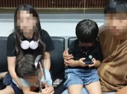 全网疯传！中国女子携两幼童大闹海关！辱骂殴打执法人员，扯头巾、撞柱子，被当场抓获！将蹲大牢…-华闻时空