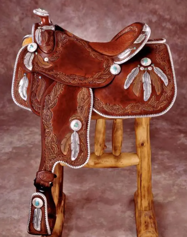 萨仁图娅：雕花的马鞍-华闻时空