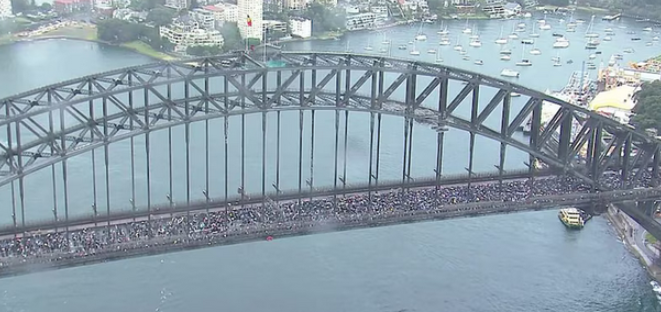 突发！10万人涌上悉尼海港大桥！密密麻麻全是人！前所未有，风雨无阻，只为这一件事…-华闻时空