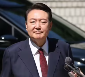 尹锡悦拒捕过程曝光，被10人架四肢连椅子强抬，手臂被拉到“快脱臼”-华闻时空