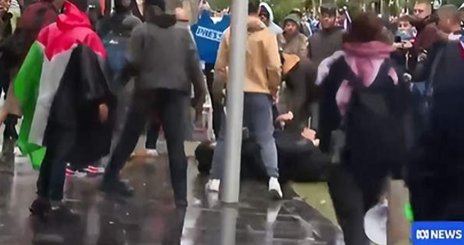 当街互殴, 墨尔本警方逮捕多人! 要求总理下台! 反移民游行后续大曝光! 游行结束直冲华人店铺…-华闻时空