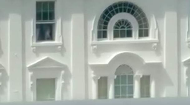 白宫奇怪画面曝光！川普“死讯”引百万关注，总统亲自辟谣：我只是休息两天！-华闻时空