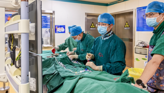 与死神赛跑!夏文卿团队一天完成三台高难度介入手术 医院神经医学科实现技术新突破-华闻时空