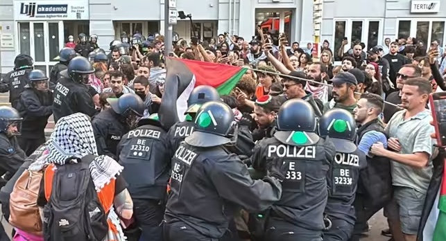 德国柏林爆发大规模声援巴勒斯坦抗议活动 抗议者与警方发生激烈冲突 大打出手-华闻时空