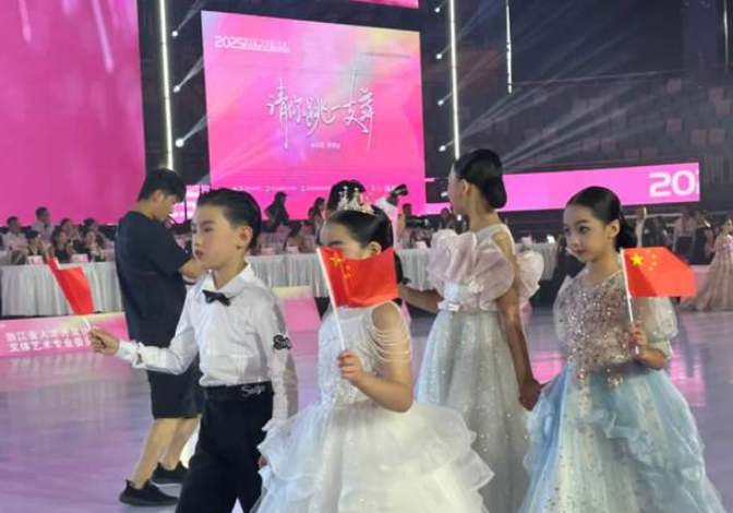 岑国荣丨小天使的入场风采：第三届“请你跳一支舞”体育舞蹈公开赛入场掠影-华闻时空