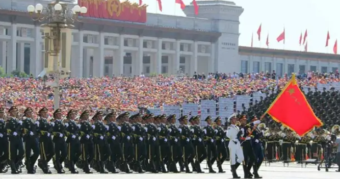 杭州侨商企业观看纪念抗战胜利80周年阅兵仪式-华闻时空