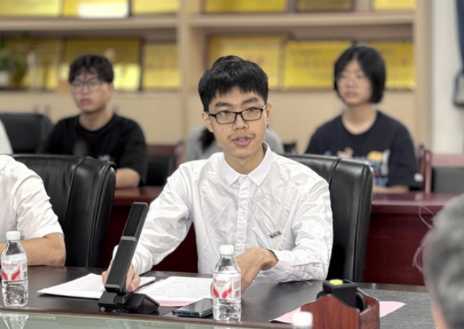 在观看9.3阅兵座谈会上的学生发言-华闻时空