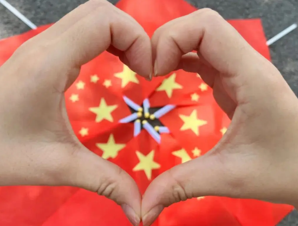 NZ华新社述评：五星红旗——海外儿女向您致敬！-华闻时空