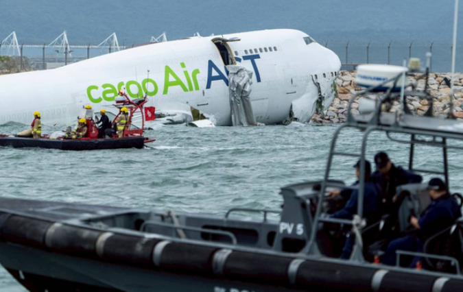 波音747在香港机场坠海! 机身断成几截, 遇难者在海下约7米处被找到-华闻时空