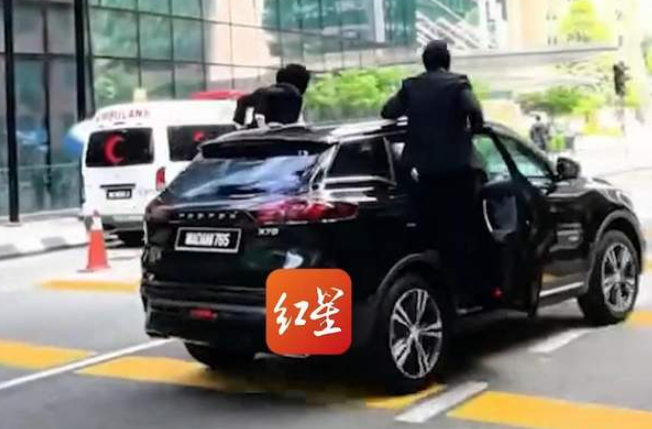 马来西亚女保镖火了，扒车门一跃而上，引发高度关注-华闻时空