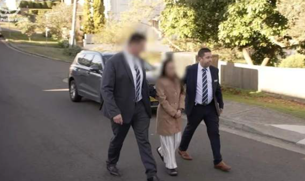 澳洲“风水大师”骗你将成为亿万富翁，结果诈骗7000万，豪宅被捕，金条名包全曝光-华闻时空