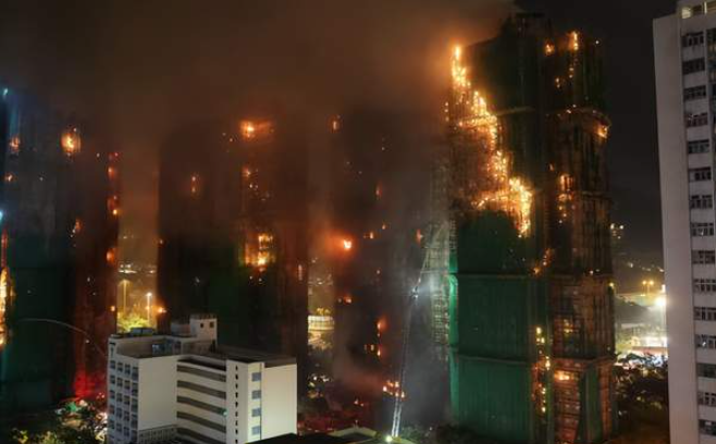 44人遇难56人受伤279人失踪!! 香港楼群大火彻底刷屏!3人以误杀罪被逮捕! 起火根源曝光-华闻时空