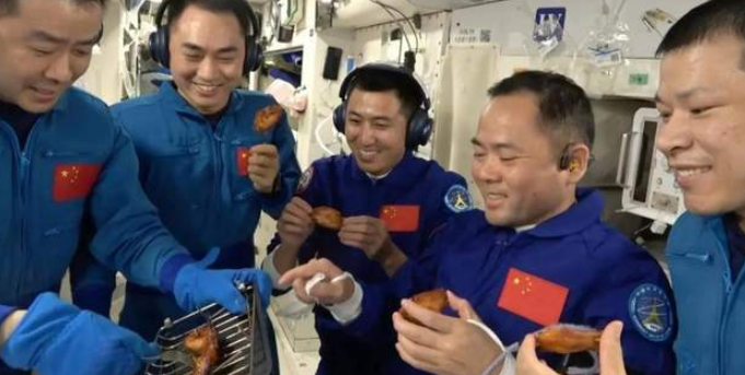 突发特讯！神舟二十号疑似遭空间碎片撞击，推迟返回任务，引发高度关注-华闻时空