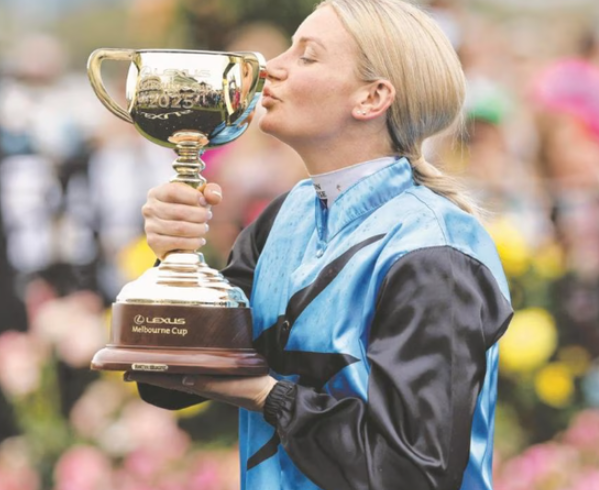 墨尔本杯女骑师刚捧冠, 黄谣已经满天飞了…-华闻时空