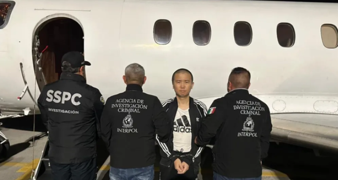 北大学霸竟成大毒枭！自学成“绝命毒师”，娶毒枭女儿，被捕后挖50米地道神奇越狱！如今终于又栽了…-华闻时空