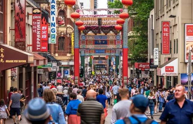 澳媒全网曝光: 中国情侣”黑”在澳洲近20年, 孩子都生了俩, 只用10年自动入籍-华闻时空
