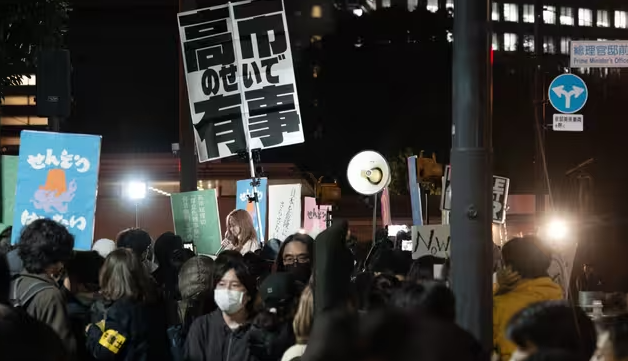 东京数百民众在首相官邸前抗议高市涉台言论-华闻时空