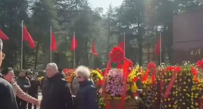 2025年12月25号值毛泽东诞辰132周年,伟人侄子毛远新在家人的搀扶下回到韶山拜祭伟人。-华闻时空