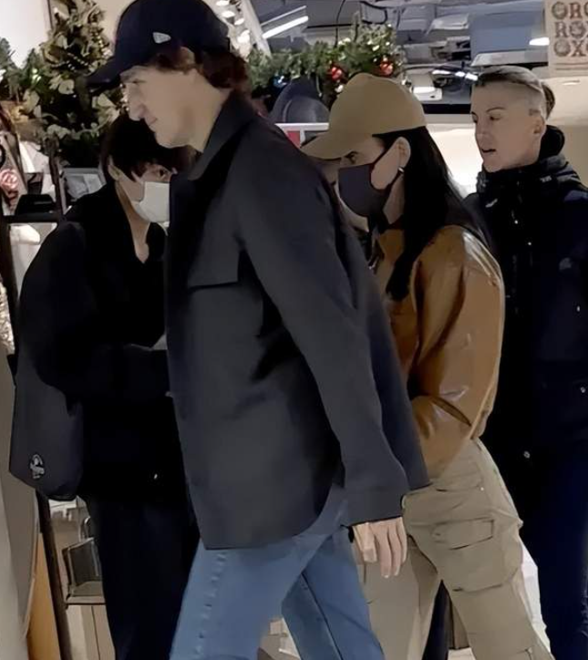 53岁特鲁多为爱疯魔! 飞到东京牵手水果姐!如胶似漆、恋情急剧升温-华闻时空