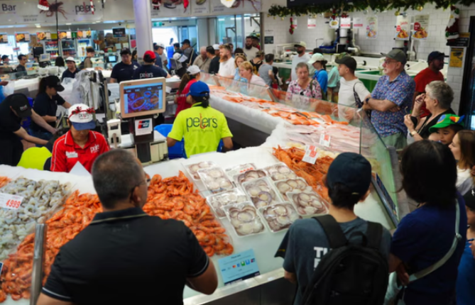 现场直击! 澳洲人半夜排队1km, 凌晨3点抢购! 堵得水泄不通, 华人被人潮推着走, 到处都是警察保安-华闻时空