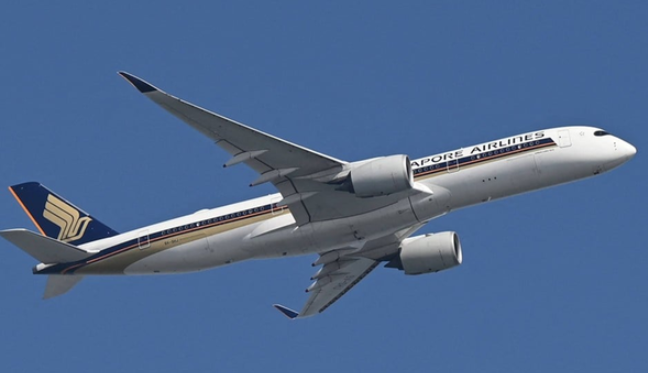 华男在商务舱疯狂偷窃! 国际航班成重灾区, 没摄像头没人管, 有人丢了100万! 机组人员也别信-华闻时空