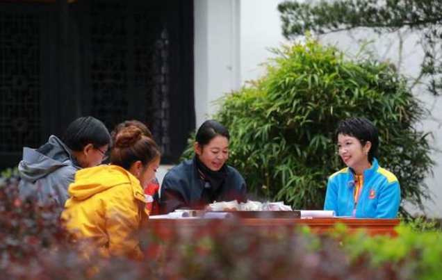 中国电视-《花开又一程》：“体验-对话-共鸣”叙事-华闻时空