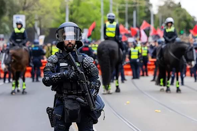 尽量别出门! 墨尔本浓烟锁城,! 明天创历史纪录, 威胁程度翻倍! 反移民游行就在CBD-华闻时空