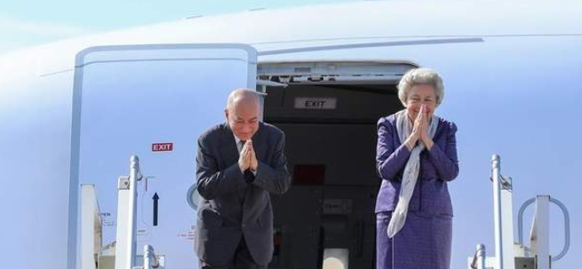 柬埔寨国王太后赴华体检 汪文斌大使送行-华闻时空