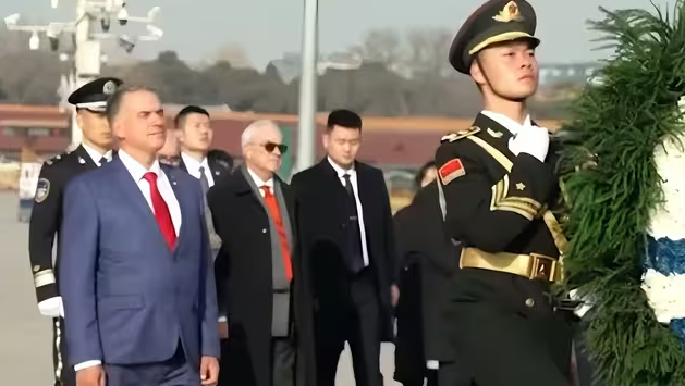 乌拉圭总统奥尔西向人民英雄纪念碑敬献花圈，彰显了中乌深厚的友谊！-华闻时空