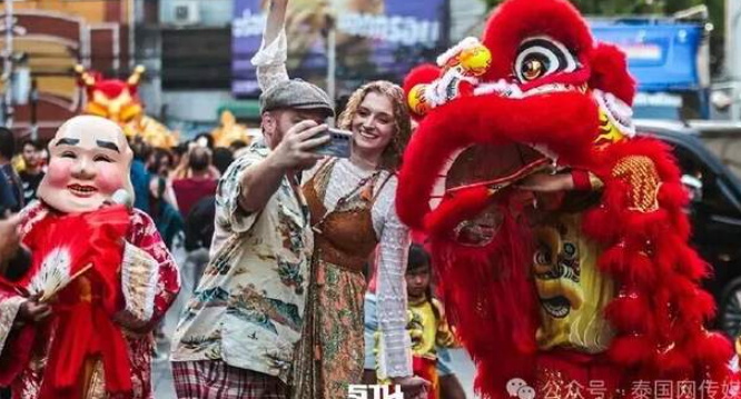 中国游客春节去泰国：全国都在过年-华闻时空