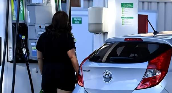 澳洲总理官宣, 所有人欢呼! 澳元暴跌, 再创新低! 买房的人突然大量减少-华闻时空