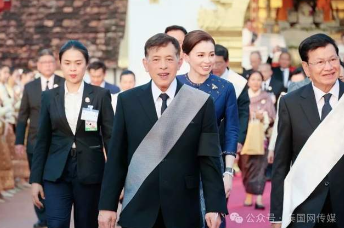 泰王夫妇访老收官！王后虔诚祈福，建交75周年关键一幕引关注-华闻时空