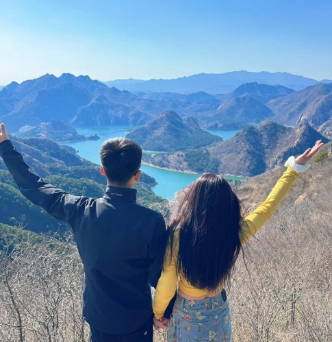 在碰撞的缝隙中：重读冰凌《同屋男女》与全球化时代的私密谈判-华闻时空