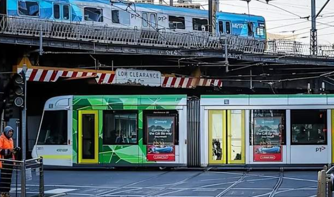 维州公共交通免费! 油荒危机升级, 仅能撑30天? 7000人签证一夜吊销, 澳洲局势全面收紧…-华闻时空