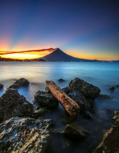 日常之物的符号政治:冰凌幽默小说《关于分杯子》中的微观权力场域-华闻时空