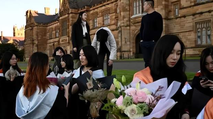 华人放弃澳洲, 申请量暴跌25%!澳洲彻底急了, 即将在中国展开大动作!-华闻时空