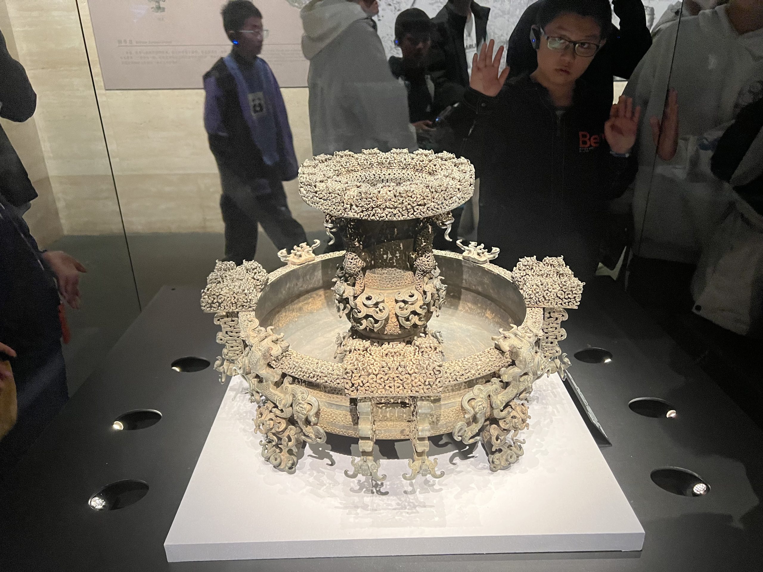 同一时代青铜艺术，却展现了东西方的同工异曲！-华闻时空