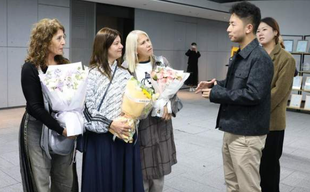 火遍广交会的阿根廷女士来杭州了，她收到了一份“科技特产”-华闻时空