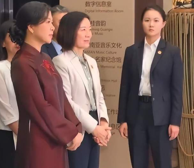 苏林夫人身边的中国女保镖火了，她到底有多强？说出来你可能不信-华闻时空