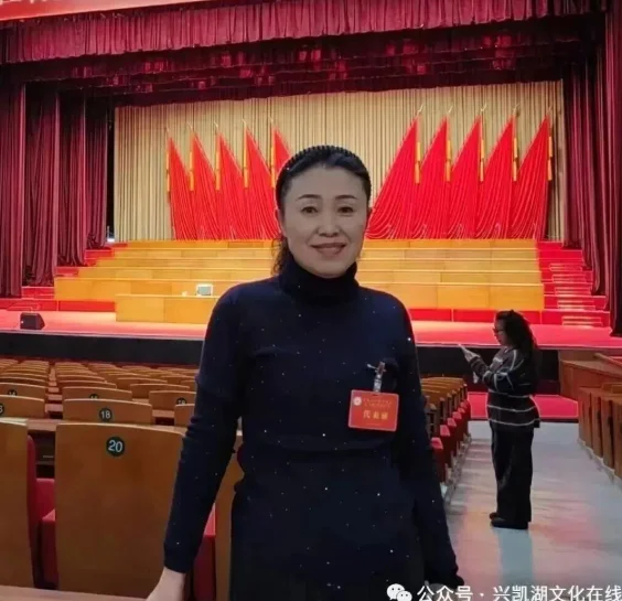 图片[1]-【清明节专刊：诗歌】杨秀芹：清明，在父母坟前-华闻时空