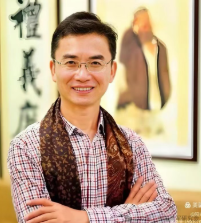 【夜郎诗歌】桂清扬||向泥土扎根，向天空展翅——谈李发模诗歌的两种生长-华闻时空