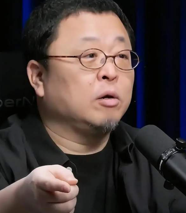 罗永浩连发6个问句怒怼！俞敏洪反思“东方甄选多位主播离职”，有网友说“任何一个人遭遇罗永浩、董宇辉这种忘恩负义的小人都够呛”-华闻时空