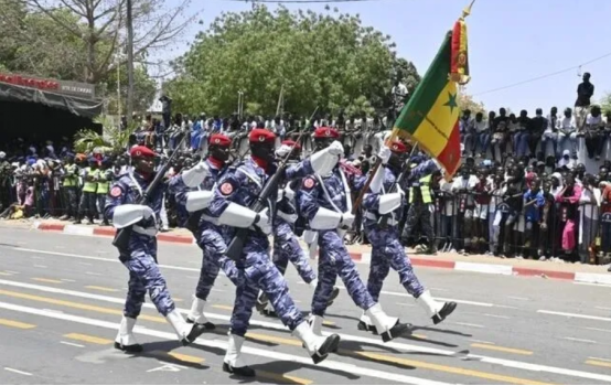 塞内加尔：政府举行阅兵式庆祝独立66周年-华闻时空