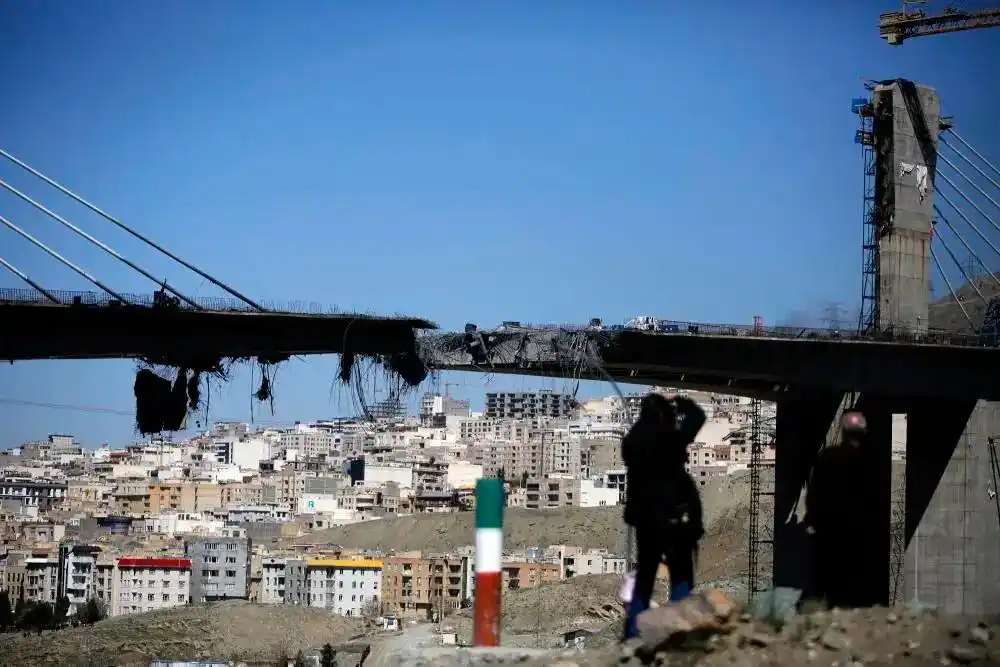 伊朗民众组成人链保护发电厂和桥梁，已有超1400万伊朗人加入“为伊朗捐躯”活动-华闻时空