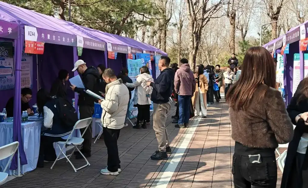 图片[2]-清华年度规模最大校园招聘会举行，就业市场呈现多个新趋势-华闻时空