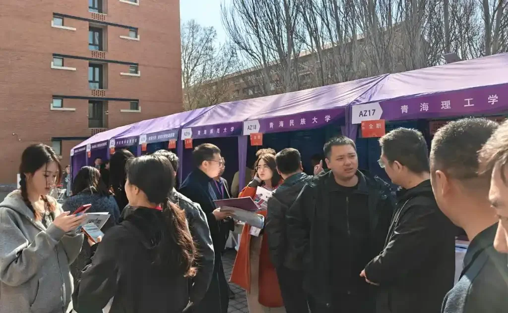 图片[1]-清华年度规模最大校园招聘会举行，就业市场呈现多个新趋势-华闻时空